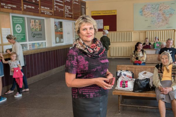 V. Jonuškienės teigimu, stoties laukiamojo durys gana anksti užrakinamos saugantis nuo vidun besiveržiančių benamių. T. Šiaudinio nuotr.
