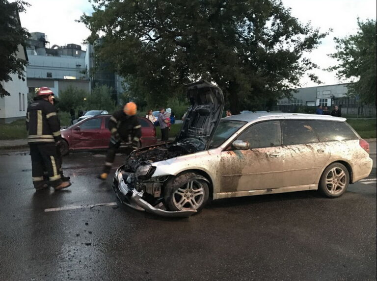 Penktadienio vakarą Janonio gatvėje į automobilio „Škoda“ galą įsirėžė ta pačia kryptimi važiavęs „Subaru“.