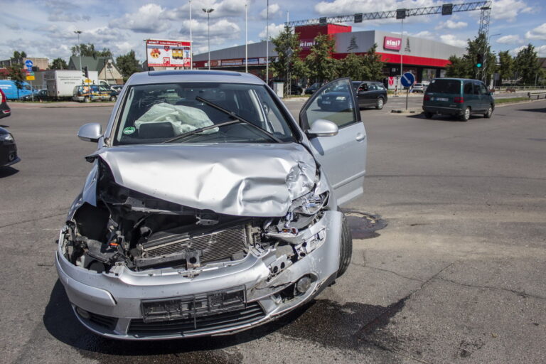 Šiandien apie 13.30 val. Klaipėdos ir Nemuno gatvių sankirtoje susidarė didelė automobilių spūstis. Mat čia eismo juostų nepasidalijo mėlynas „Hyundai“ ir sidabrinis „Volkswagen“. Negana to, nukentėjo nieko dėta „Toyota“.