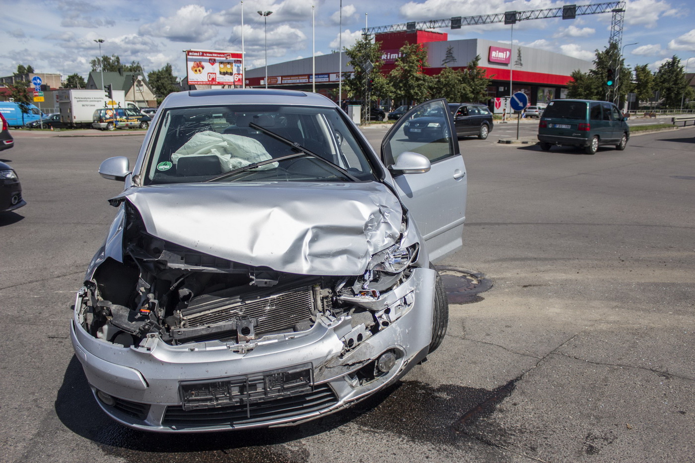 Šiandien apie 13.30 val. Klaipėdos ir Nemuno gatvių sankirtoje susidarė didelė automobilių spūstis. Mat čia eismo juostų nepasidalijo mėlynas „Hyundai“ ir sidabrinis „Volkswagen“. Negana to, nukentėjo nieko dėta „Toyota“.