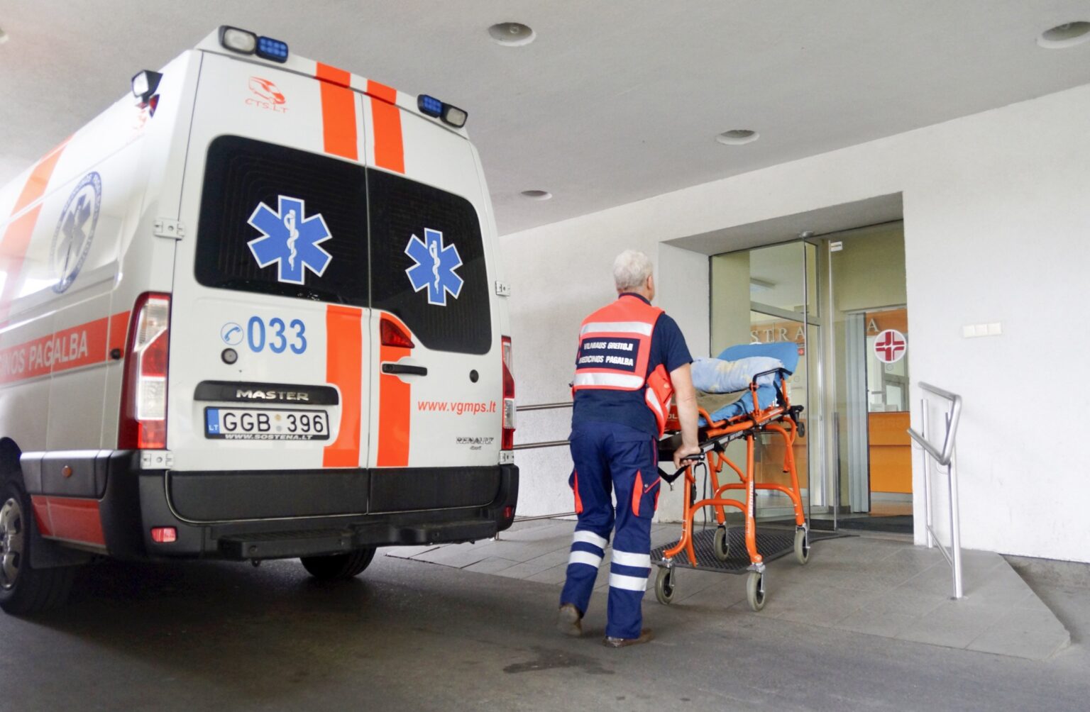 Pirmadienio vakarą į Panevėžio ligoninę atvežta kūdikio besilaukianti moteris, kuri sunkiai nukentėjo jos vairuojamam automobiliui nuvažiavus nuo kelio.