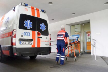 Pirmadienio vakarą į Panevėžio ligoninę atvežta kūdikio besilaukianti moteris, kuri sunkiai nukentėjo jos vairuojamam automobiliui nuvažiavus nuo kelio.