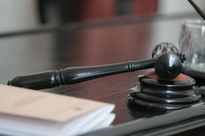 Panevėžio apygardos prokuratūra baigė ikiteisminį tyrimą ir į teismą perdavė baudžiamąją bylą, kurioje du panevėžiečiai ir kupiškėnas kaltinami įgiję, laikę, gabenę ir platinę labai didelį kiekį narkotinių medžiagų veikiant organizuotoje grupėje.