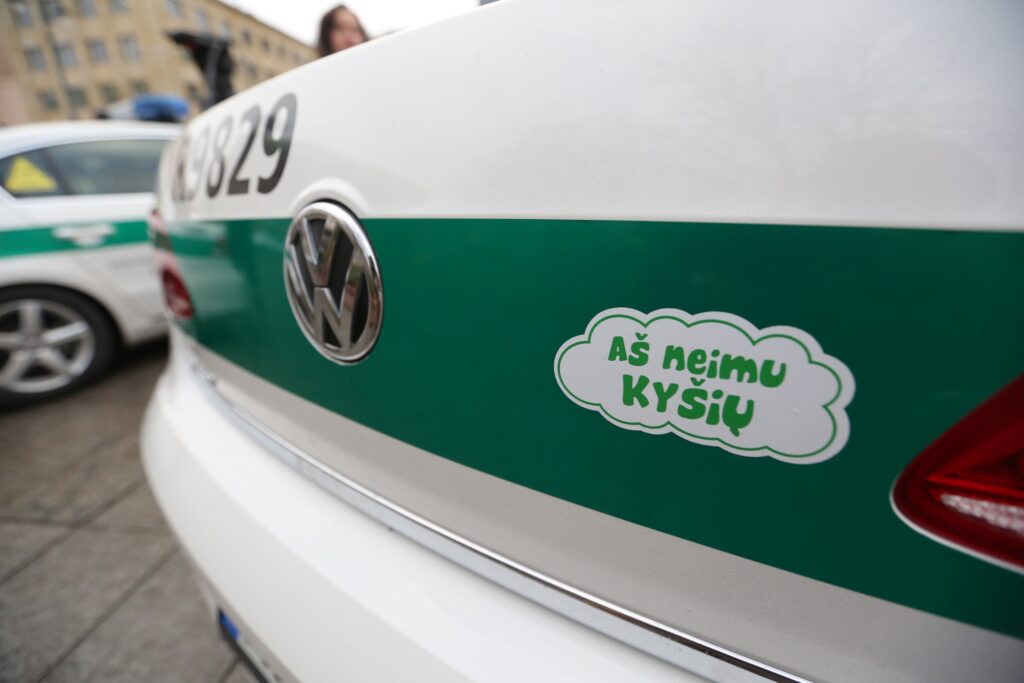 Neblaivus vyriškis, pričiuptas prie vairo, atsakomybės bandė išvengti policininkams siūlydamas kyšį ne tik pinigais, bet ir rankiniu laikrodžiu bei auksiniu žiedu.