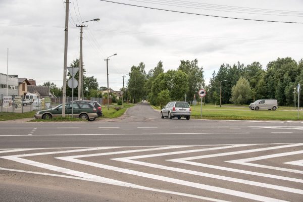 Naujos gatvės priešininkams Savivaldybė nepažada nei atsisakyti projekto, kaip kad dėl socialinio daugiabučio „Verdenėje“, nei reikalauti poveikio aplinkai vertinimo, kurį verčia pateikti biokuro katilinės statytojus. T. Šiaudinio nuotr.