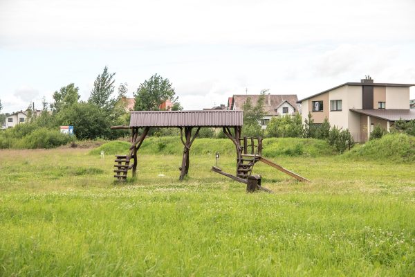 Prieš kelis dešimtmečius suplanuotos Šiaurinės g. vietoje rožyniečiai ėmėsi kurtis – sodinti daržus, įrenginėti poilsio vietą. T. Šiaudinio nuotr.