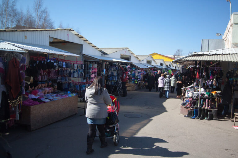 Plėšikų įžūlumui nėra ribų. Šeštadienio popietę nuo jų nukentėjo jauna mergina. Nors savaitgaliais centrinis turgus pilnas žmonių, plėšikų tai neatbaidė nuo piktų kėslų.