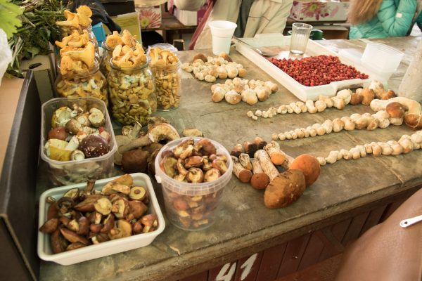 Natūralių vitaminų turguje – nors vežimu vežk, tačiau kai kuriems prekiautojams namo tenka grįžti su pilnais krepšiais gėrybių, nes taip ir nesulaukia savo pirkėjų. T. Šiaudinio nuotr.