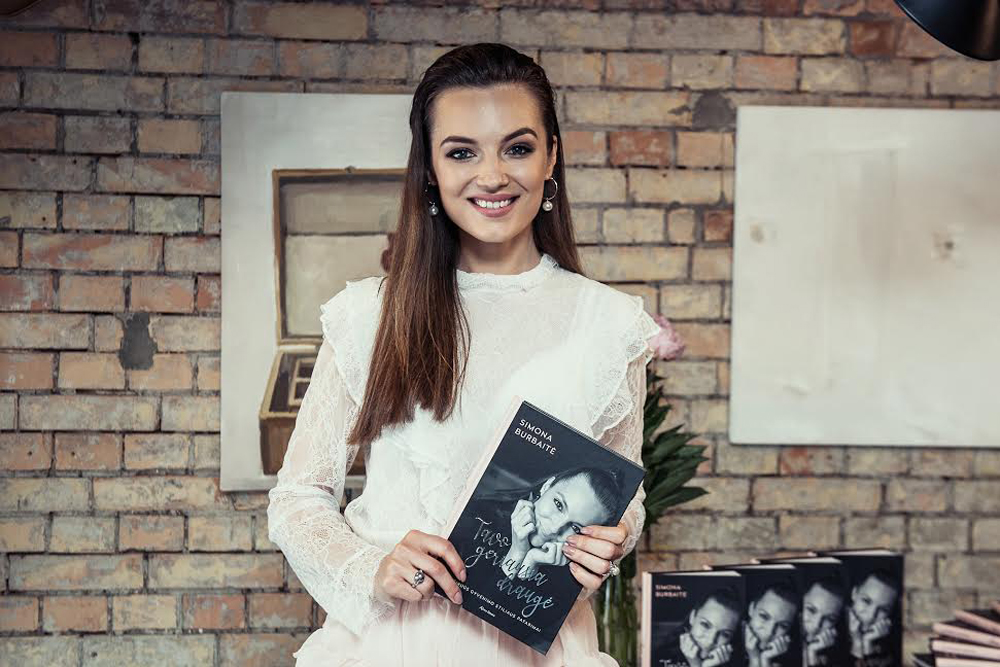 Pasitikinti savimi, besišypsanti ir labai sėkminga: iš pirmo žvilgsnio panevėžietės Simonos Burbaitės gyvenimas – tobulas.