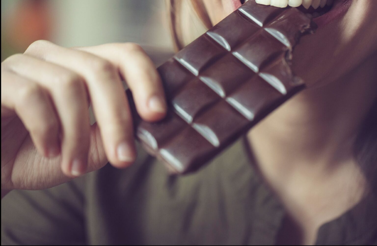 Kartais iki pilnos laimės trūksta visai nedaug – plytelės šokolado. Pasisaldinti kasdienybę panorę ilgapirščiai, įsibrovė į vieną iš miesto kioskų.