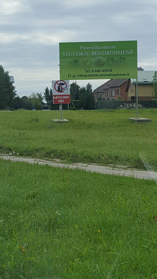 S. Matulio teigimu, tokie plakatai iškabinti savavališkai, nesuderinus su Savivaldybe ir už tai gresia atsakomybė.