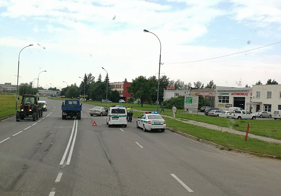 Dideliais eismo srautais nepasižyminčioje Paliūniškio gatvėje susidūrus automobiliams, moteris išvežta į ligoninę.