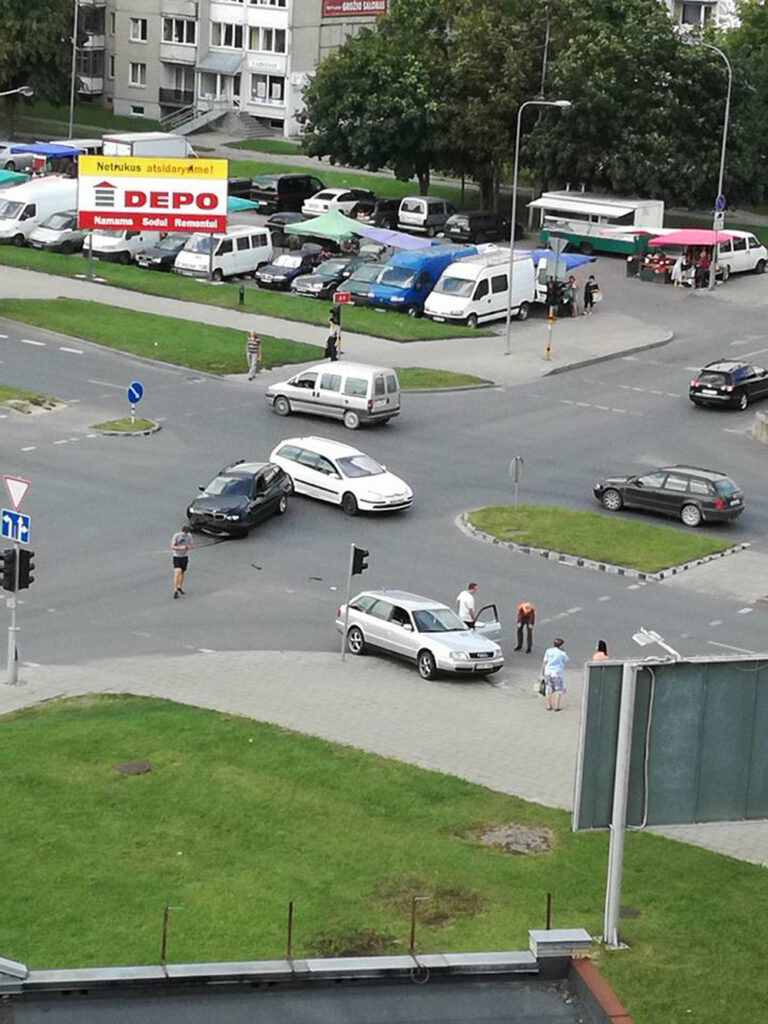 Dar viena avarija Panevėžio Bermudų trikampiu pramintoje Klaipėdos-Dariaus ir Girėno-Projektuotojų gatvių sankryžoje.