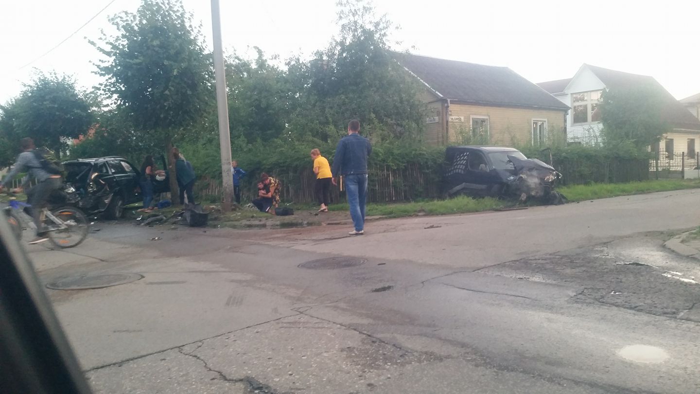 Penktadienio vakarą gyvenamųjų namų rajone - skaudi avarija. Staniūnų ir Algirdo gatvių sankryžoje susidūrus „Citroen“ ir „BMW“ automobiliams n