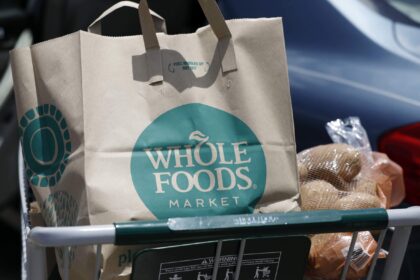 Didžiausiam „Amazon“ sandėriui JAV valdžia uždegė žalią šviesą – kompanija galės pirkti prekybos tinklą „Whole Foods Market“.