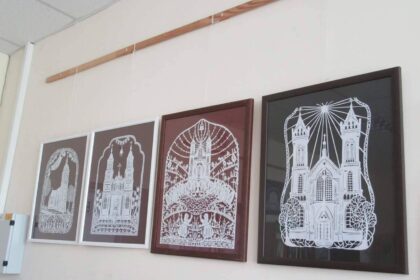 Panevėžio rajono savivaldybės viešąją biblioteką visą rugpjūčio mėnesį puošia karpiniai. Šie išskirtinio kruopštumo reikalaujantys darbai priklauso tautodailininkei Virginijai Jurevičienei.