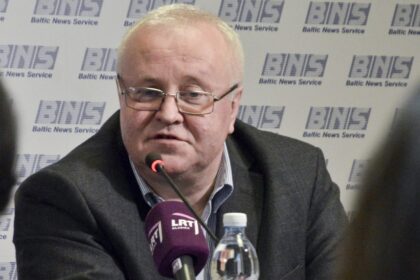 Nuo atleidimo iš Juozo Miltinio dramos teatro direktoriaus pareigų Lino Marijaus Zaikausko neišgelbėjo nė Kultūros ministerijai iš Gruzijos siuntinėjami nedarbingumo pažymėjimai.