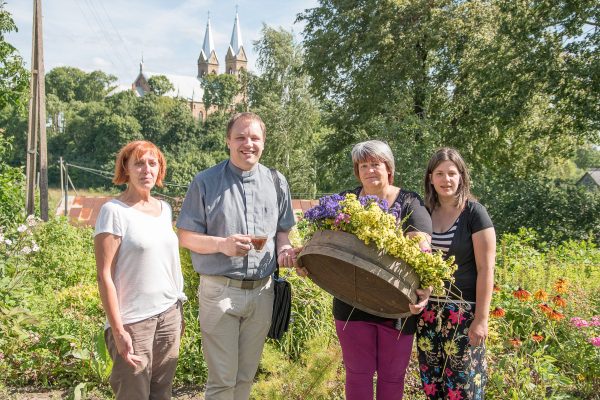 Vainikus pinančios moterys pakvietė Švč. Mergelės Marijos Ėmimo į dangų bazilikos rektorių Gediminą Jankūną apžiūrėti pirmųjų darbų. T. Šiaudinio nuotr.