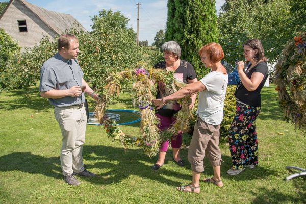 Pasak dr. G. Jankūno, Bazilikos vidų, jos aplinką tvarko ir visus kasdienius darbus atlieka, kaip kas galbūt mano, visai ne klebono sukviesti angelai, o tie patys parapijos žmonės. T. Šiaudinio nuotr.
