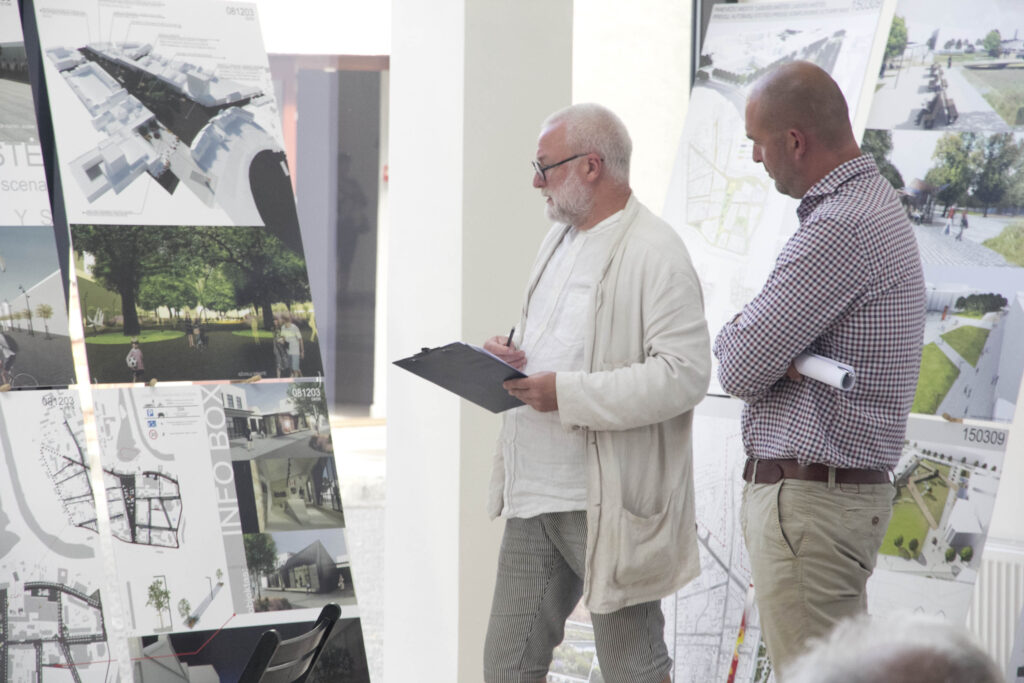 Dailės galerijoje aptarus 10 pateiktųjų projektų, kaip atnaujinti Laisvės aikštę ir jos prieigas, architektai ekspertai Audrys Karalius ir Lukas Rekevičius negailėjo kritikos, kai kuriuos apibūdino netgi kaip isteriškus, o kiek palankiau įvertino vos du.