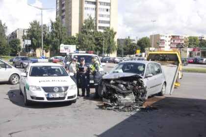Į avarijos vietą sulėkė visos specialiosios tarnybos – policija, ugniagesiai-gelbėtojai, greitosios medicinos pagalbos ekipažas.