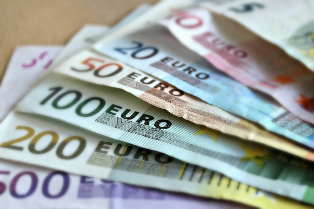 Dirbančių šalies gyventojų poreikius senatvėje patenkintų vidutiniškai gaunama 1 041 euro pensija, parodė „Swedbank“ užsakymu atlikta šalies gyventojų apklausa.
