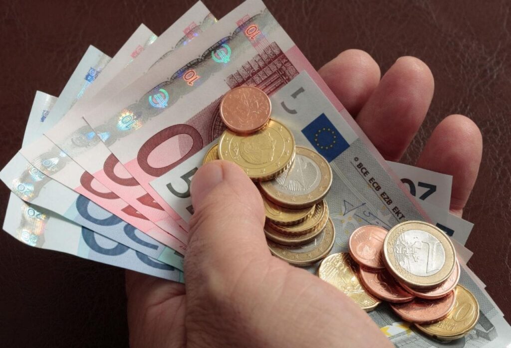 Nors už kalbėjimą telefonu nesinaudojant laisvų rankų įranga nuo metų pradžios bauda padidinta nuo 86 iki 90 eurų, pirmą kartą prasižengusiam vairuotojui piniginę tektų paploninti 43 eurais – pusę mažiausios sumos.