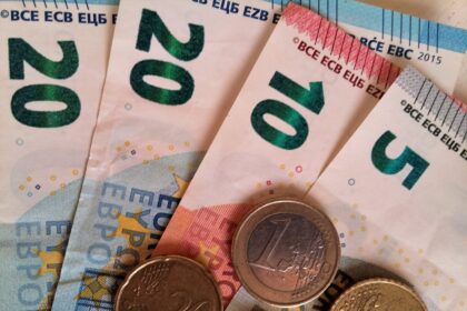 Tėvai jau gali kreiptis dėl vadinamųjų vaiko pinigų, kurie nuo sausio priklauso visiems, auginantiems vaikus.