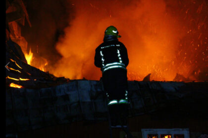 Pirmadienio vėlų vakarą, kelios minutės po 21.30 val., ugniagesiai-gelbėtojai sulaukė pranešimo, kad Liūdynės kaime, Senajame Vilniaus kelyje dega gyvenamasis namas.
