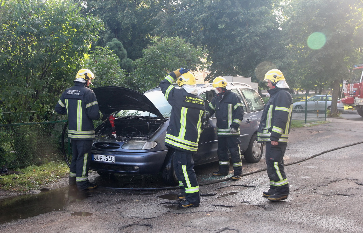 Praėjusią parą ugniagesiai gelbėtojai skubėjo gesinti užsiliepsnojusio automobilio.