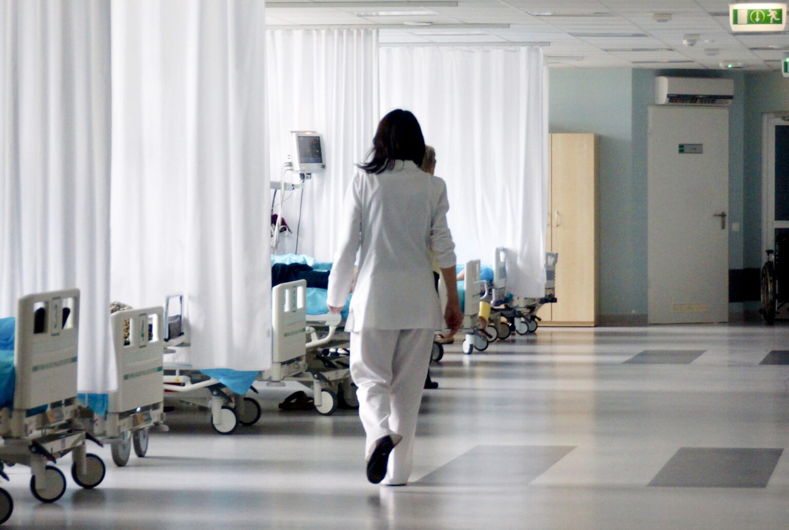 Kai kurios gydymo įstaigos savavališkai nedidina atlyginimų gydytojams ir slaugytojams, nors tam gavo papildomų lėšų, teigia Sveikatos apsaugos ministerija (SAM).