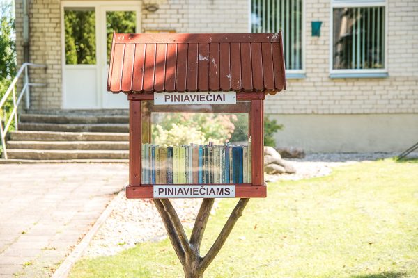 Ne veltui netradicinę bibliotekėlę puošia užrašas „Piniaviečiai piniaviečiams“. Taip žmonės skatinami dalintis perskaitytomis knygomis. T. Šiaudinio nuotr.