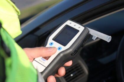 Neblaivūs vairuotojai kelia pavojų ne tik sau, bet ir aplinkiniams. Nors už vairavimą neblaiviam gresia net baudžiamoji atsakomybė, pažeidėjų nemažėja.