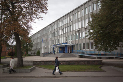 Trečiadienį ugniagesiai gelbėtojai buvo kviečiami malšinti ne liepsnų, bet ir kovoti su Panevėžio rajono savivaldybę bei Kupiškio rajono ligoninę užpuolusiomis širšėmis.