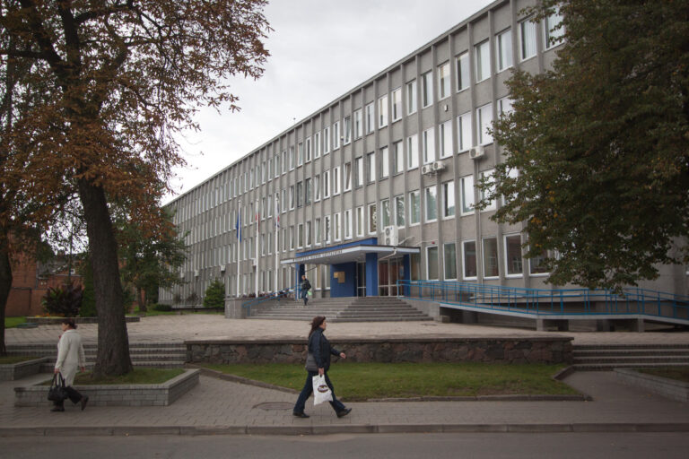 Trečiadienį ugniagesiai gelbėtojai buvo kviečiami malšinti ne liepsnų, bet ir kovoti su Panevėžio rajono savivaldybę bei Kupiškio rajono ligoninę užpuolusiomis širšėmis.