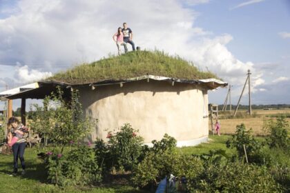 Mieste gimę, ant asfalto užaugę du jauni panevėžiečiai Vaida ir Arūnas Karveliai juokauja verčiau nesakysiantys, kiek jiems kainavo kaime kuriamas rojus.