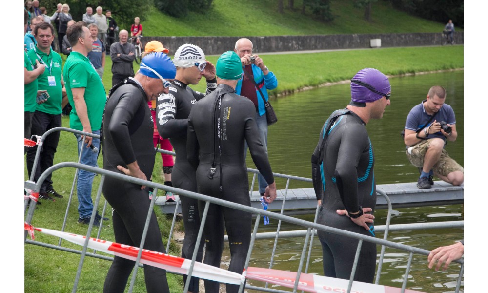 Panevėžyje besivaržantys dvigubo ultratriatlono dalyviai jau pasileido į daug ištvermės ir geležinės valios reikalaujantį žygį.