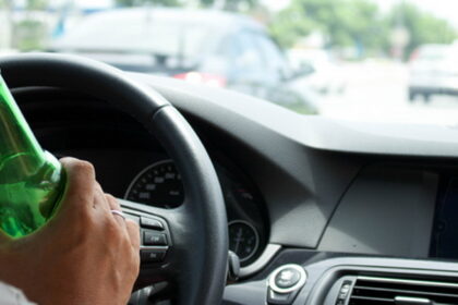 Kaip visada savaitgaliais, gatvėse ir keliuose šeštadienį netrūko neblaivių vairuotojų. Net du jų sukėlė avarijas Vadokliuose.