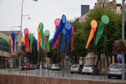 Panevėžio savivaldybė pradeda naują projektą – „Panevėžiečių dialogą skatinantys reiškiniai. Atnaujinkime miesto kostiumą“. Laisvės aikštės šiaurinėje dalyje, šalia viešbučio, iškilo naujoves simbolizuojantys vėjarodžiai.