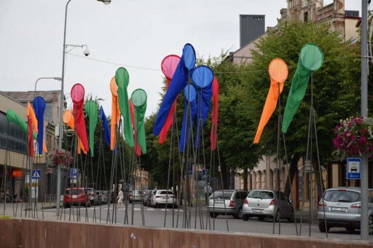 Panevėžio savivaldybė pradeda naują projektą – „Panevėžiečių dialogą skatinantys reiškiniai. Atnaujinkime miesto kostiumą“. Laisvės aikštės šiaurinėje dalyje, šalia viešbučio, iškilo naujoves simbolizuojantys vėjarodžiai.