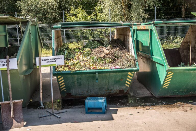 Panevėžyje veikia bent dešimt vietų, įrengtų teisėtai išversti žaliosioms atliekoms, visgi savaitgalį atsikratyti nupjauta žole ar supuvusiais obuoliais gali tapti rimtu iššūkiu. Tą patyręs Stanislovas Grigas, apsukęs ratą aplink miestą, buvo priverstas namo grįžti taip, kaip išvažiavo, – su pilna priekaba žolės ir puvėsių.