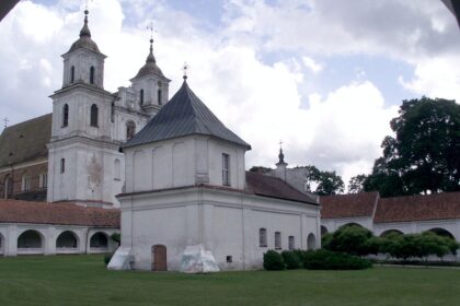 Panevėžio miesto savivaldybės taryba pritarė, kad būtų įamžintas Dievo Apvaizdos seserų kongregacijos įkūrėjos, visuomenės veikėjos, medikės, pedagogės, žydų gelbėtojos, Pasaulio tautų teisuolės, vargšų ir našlaičių globėjos Marijos Rusteikaitės (1892-1949) atminimas įrengiant atminimo ženklą J. Tilvyčio g. 18.