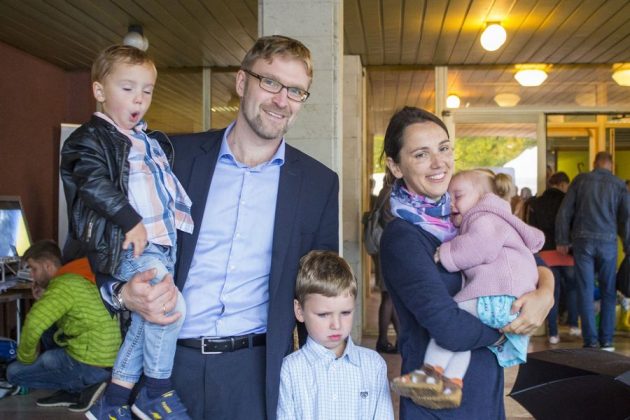 Penkis vaikus auginantis, iš Panevėžio kilęs ministras L. Kukuraitis į šventę atvyko su žmona ir būriu savo atžalų. (M. Garucko nuotr.)