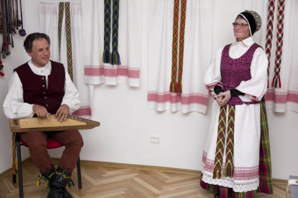 Prie Audimo Stakli Motina Ir S nus Sekunde lt Prie Audimo Stakli Motina Ir S nus Sekunde lt