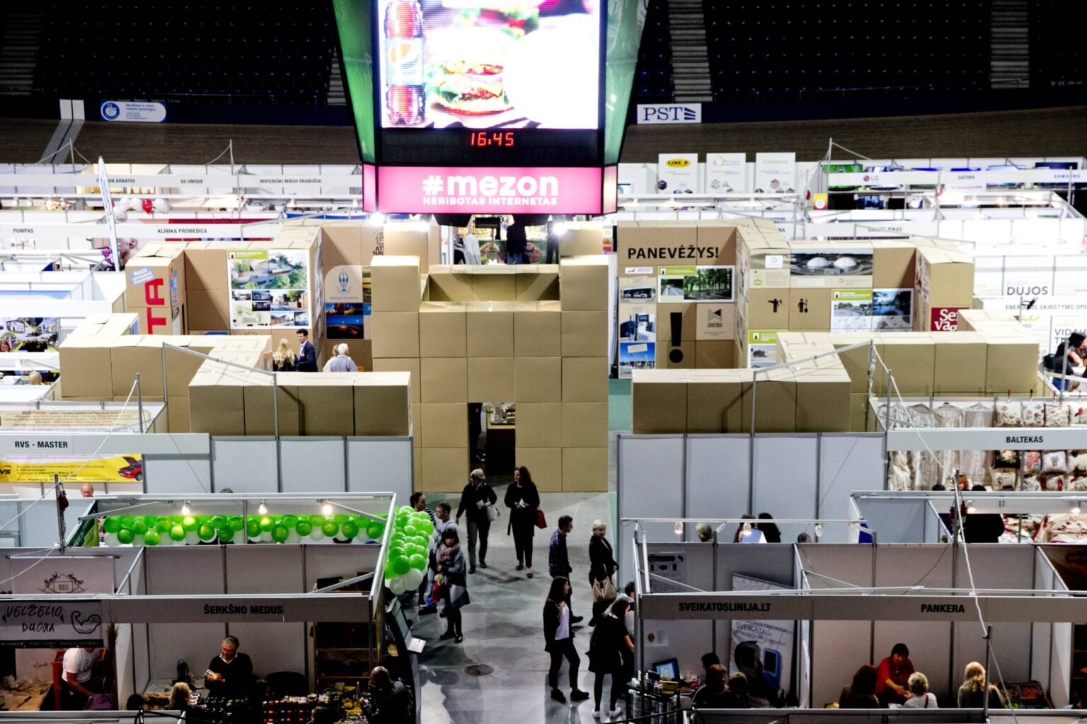 Kasmet lankomumo rekordus mušančioje verslo parodoje „EXPO Aukštaitija 2017“ – apie du šimtus Panevėžio krašto įmonių, smulkiųjų verslininkų bei miesto visuomeninių, kultūros, švietimo įstaigų, kurios lankytojams pristato tai, ką geriausio turi Panevėžys.