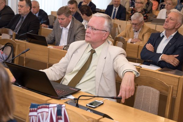 Tarybos nariams neprivalu smulkmeniškai atsiskaitinėti už kiekvieną iš miesto biudžeto išleistą eurą. Pavyzdžiui, degalų išlaidoms pagrįsti užtenka nurodyti abstraktų kelionės tikslą, o jį politikai tradiciškai įvardija „susitikimu su rinkėjais“. V. Bulaičio<br /> nuotr.