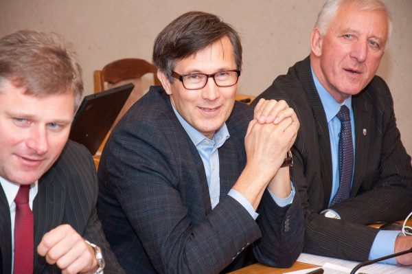 Dyzelinu varomu automobiliu važinėjantis A. Čeponis nemenkas išlaidas degalams aiškina dažnais, bent triskart per savaitę vykstančiais susitikimais su rinkėjais. „Sekundės“ archyvo nuotr.