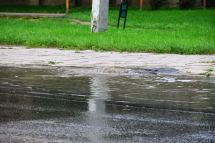 Šeštadienio vakarą trūkęs vandentiekio vamzdis pridarė nemenkų nepatogumų - vairuotojai buvo priversti ieškoti apvažiavimo per kitas gatves, mat į Ramygalos gatvę pasipylęs vanduo sukėlė grėsmę, kad intensyviai važiuojant automobiliams, lūš asfaltas.