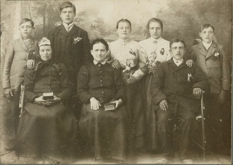 Venckūnų šeima. Vaišvilčių kaimas. XX amžiaus 2-asis dešimtmetis. PANEVĖŽIO KRAŠTOTYROS MUZIEJAUS nuotr.