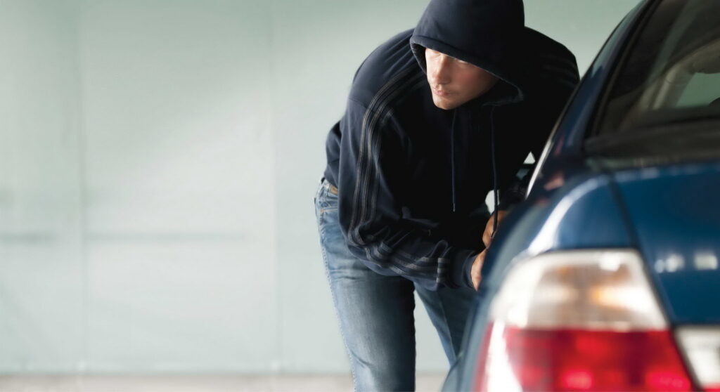 Net ir saugojamoje aikštelėje paliktas automobilis negali būti saugus. Tuo įsitikino panevėžietis, kurio įmonei priklausantį automobilį kažkas pavogė, o vėliau grąžino, tik jau apgadintą.